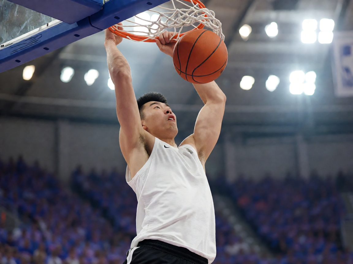 NBA比赛现场，球员空中扣篮精彩瞬间